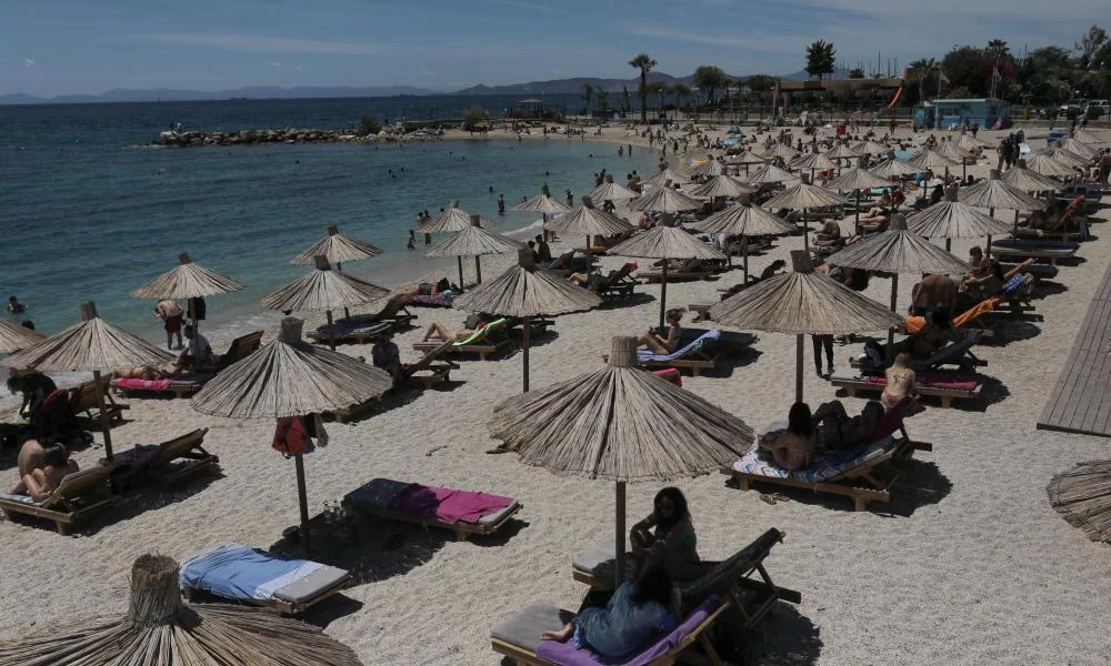 Μαζική έξοδος Αθηναίων - Ανάσες δροσιάς στις παραλίες